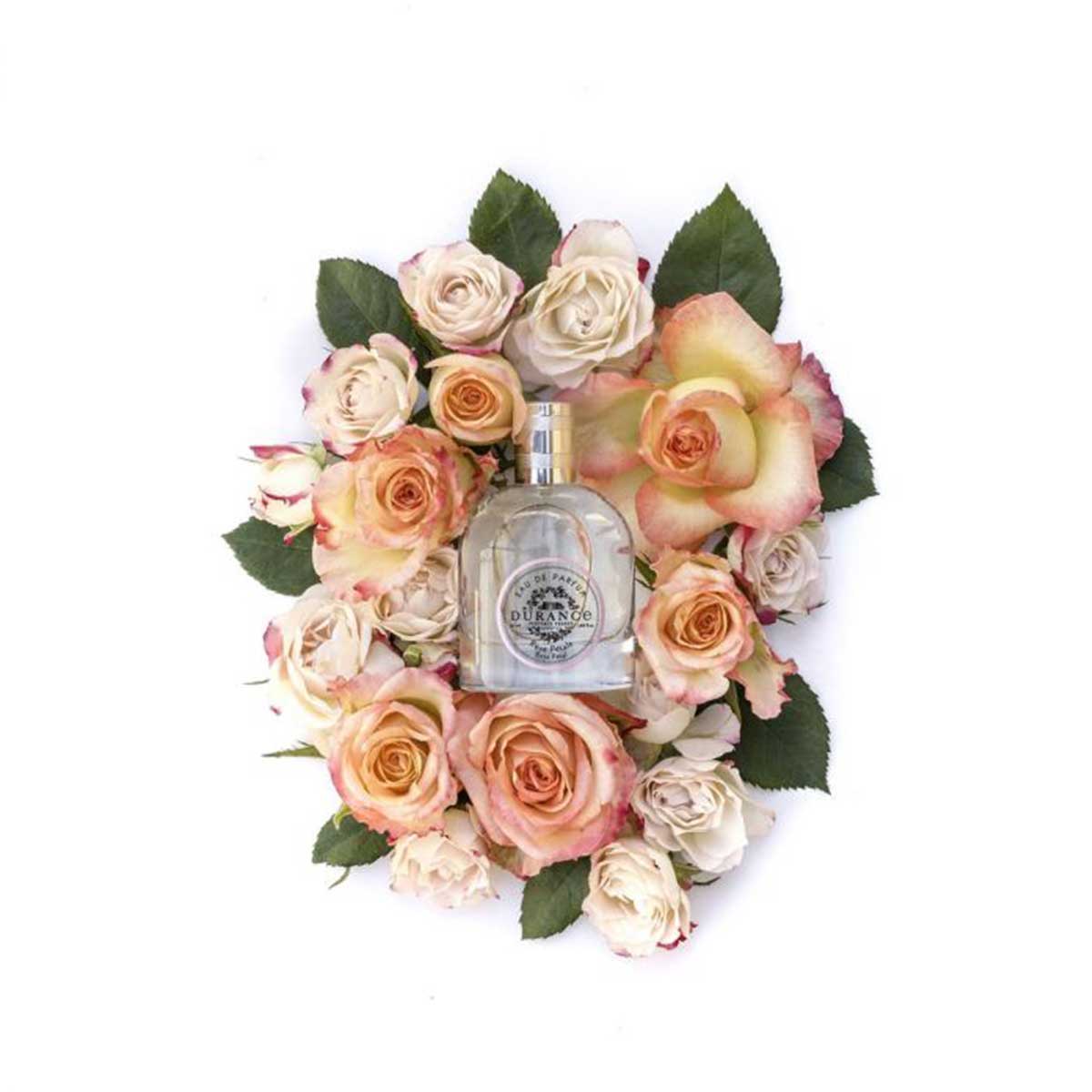 auf dem weissen hintergrund liegt auf einem rosenbett die edp glasspruehflasche rosenbluetenblatt