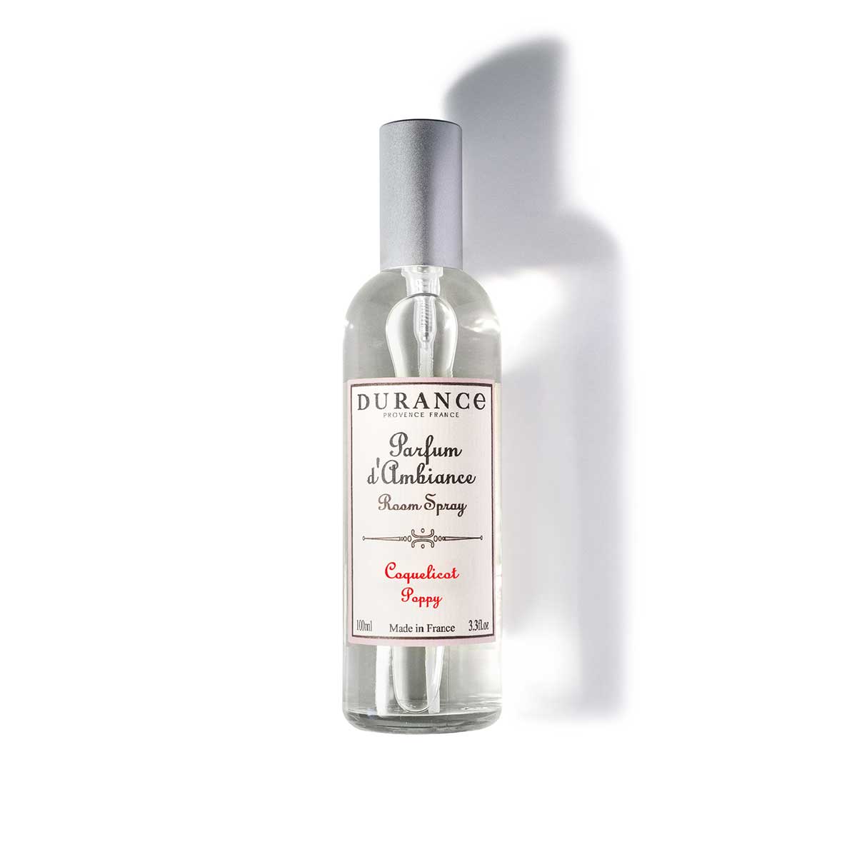 durance raumspray mohnblüte auf weisser unterlage liegend. mit silbernem abnehmbaren deckel.