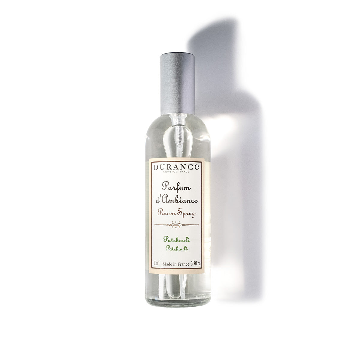 durance raumspray patchouli auf weisser unterlage liegend. mit silbernem abnehmbaren deckel.