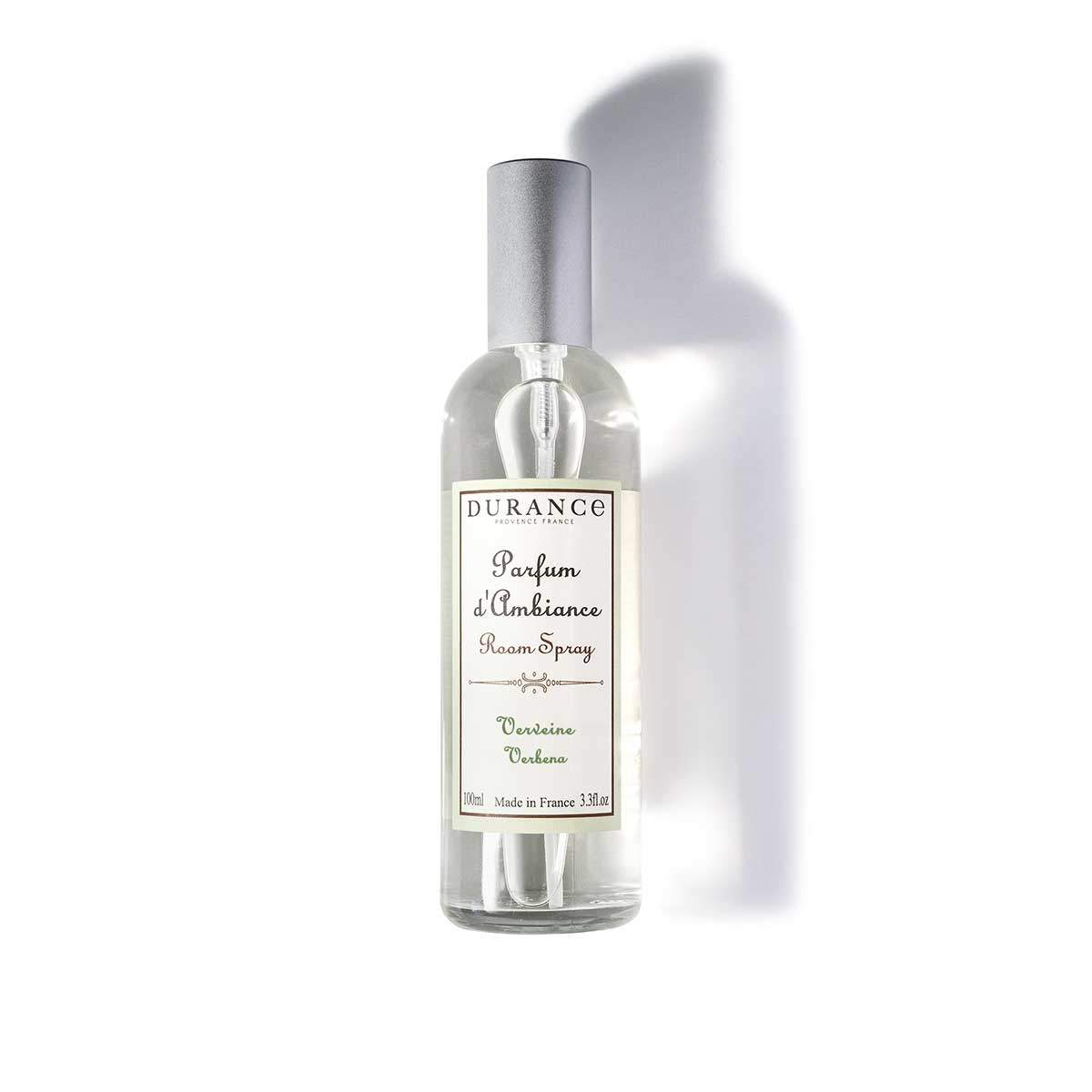 durance raumspray verveine auf weisser unterlage liegend. mit silbernem abnehmbaren deckel.