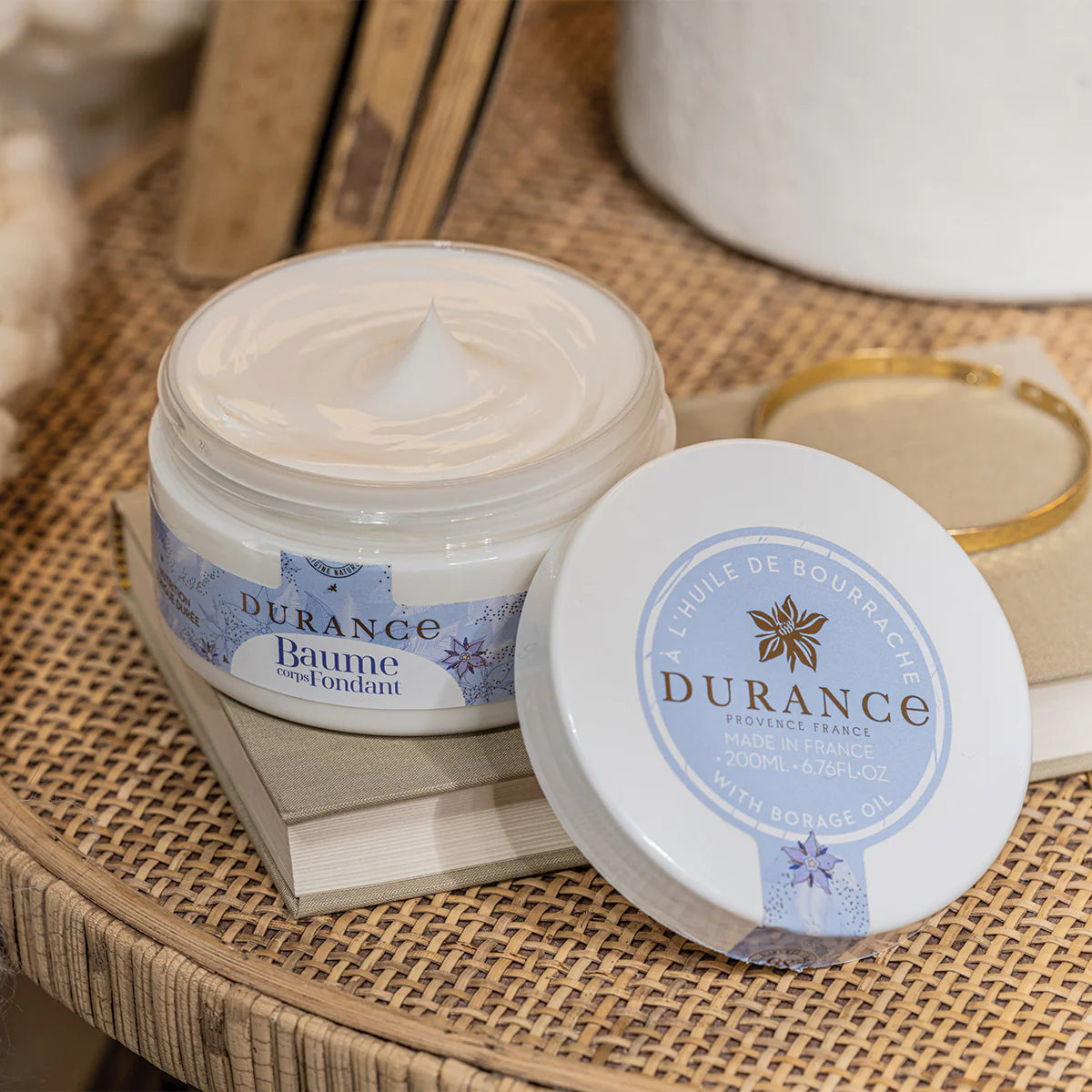 auf dekorativen tisch steht der geoeffnete durance Körperbalsam deckel ist angelegt an die creme