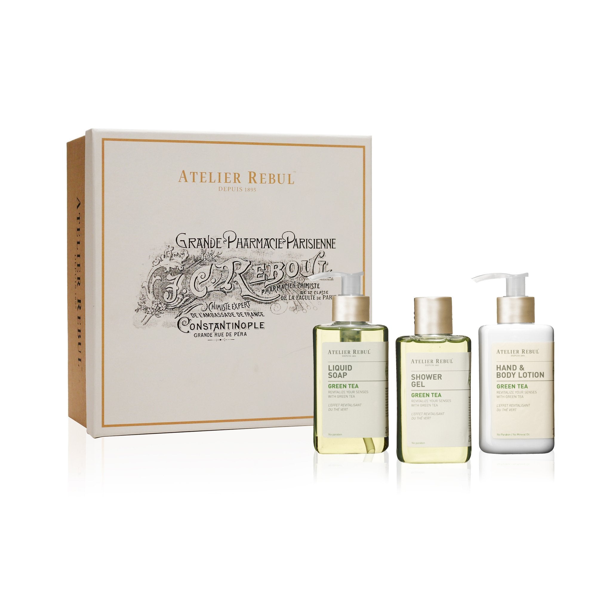 gruener tee fluessigseife, duschgel und koerperlotion nebeneinander vor geschenkbox. weisser hintergrund.