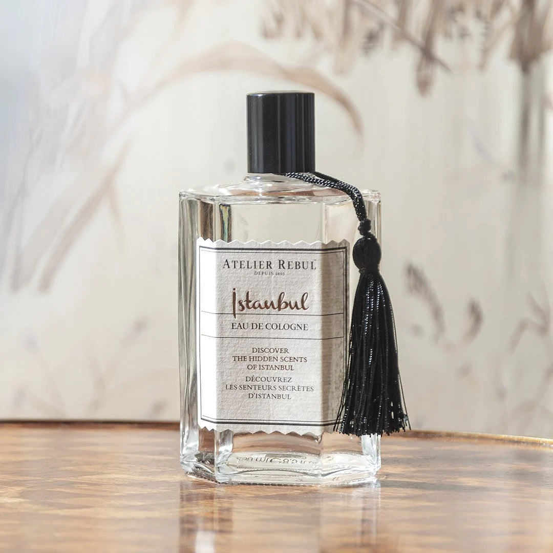 istanbul cologne 250ml glasflasche auf brauner tischplatte vor beigen hintergrund