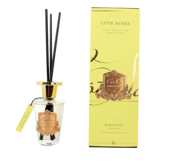 schwarze duftstaebchen im glas mit goldenem deckel und emblem. gelbe verpackung. summer pear 150ml.
