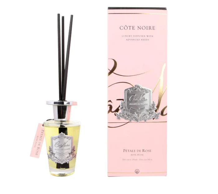 schwarze duftstaebchen im glas mit silbernem deckel und emblem. pinke verpackung. rose petal 150ml.