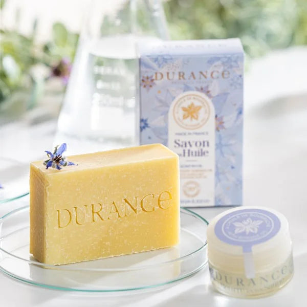 dekorativ steht die durance seife mit dazugehoerigen produkten auf einem weissen untergrund