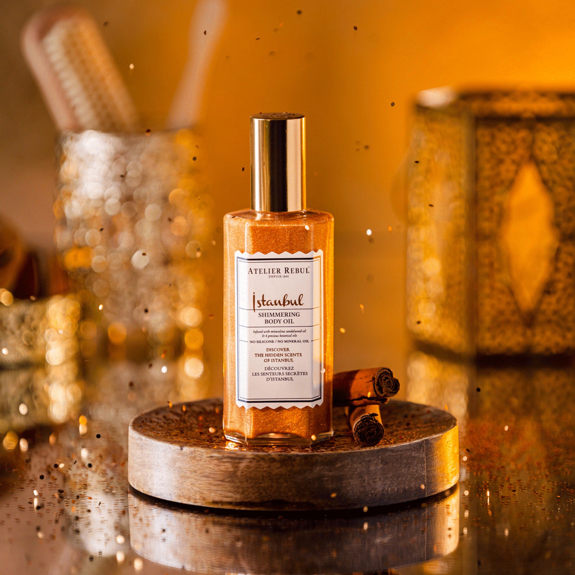 shimmering body oil mit goldenem deckel und inhalt auf rundem holzpodest. alles in goldbraun.