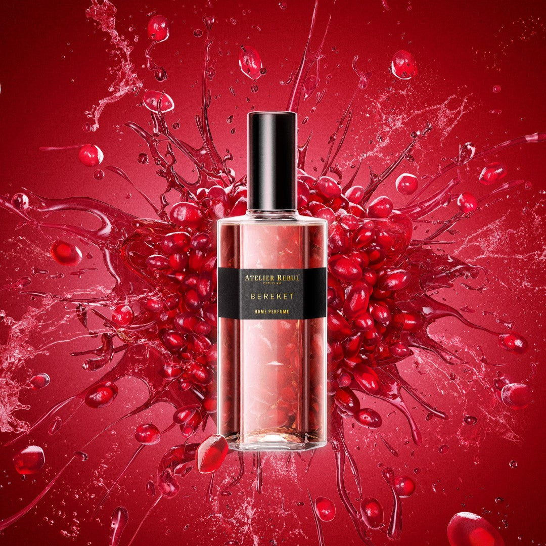 rote granatapfelexplosion hinter der bereket home parfum flasche.