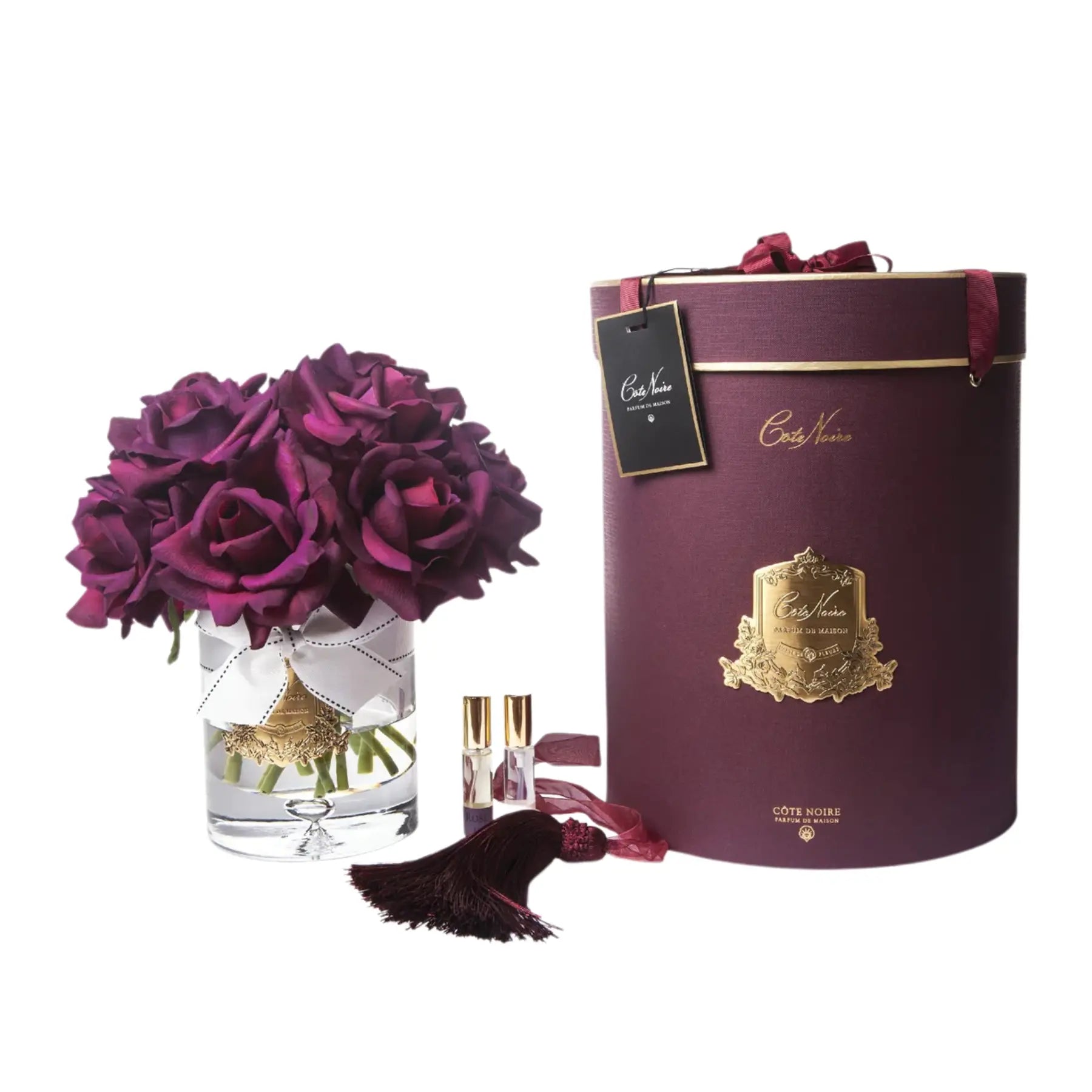 Tiefroter Duftrosenstrauß mit goldener Verzierung, präsentiert in einer burgunderfarbenen Geschenkbox.