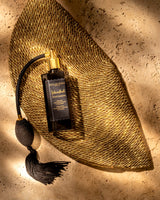 istanbul extrait de parfum auf einem kulturbeutel aufliegend, sonnig, schwarz und gold.