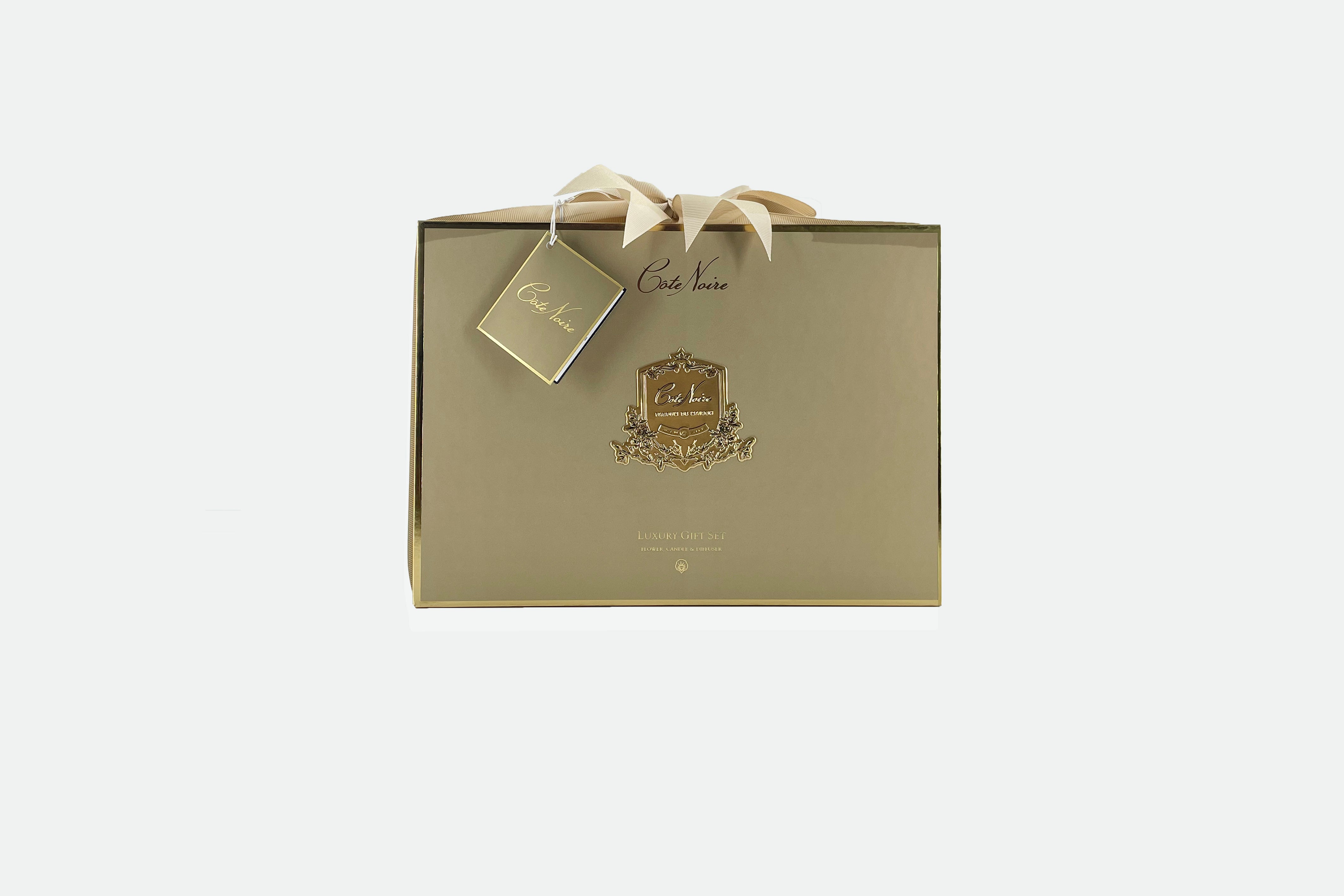 edle goldene geschenkverpackung mit goldenem emblem und schleife. weisser hintergrund.