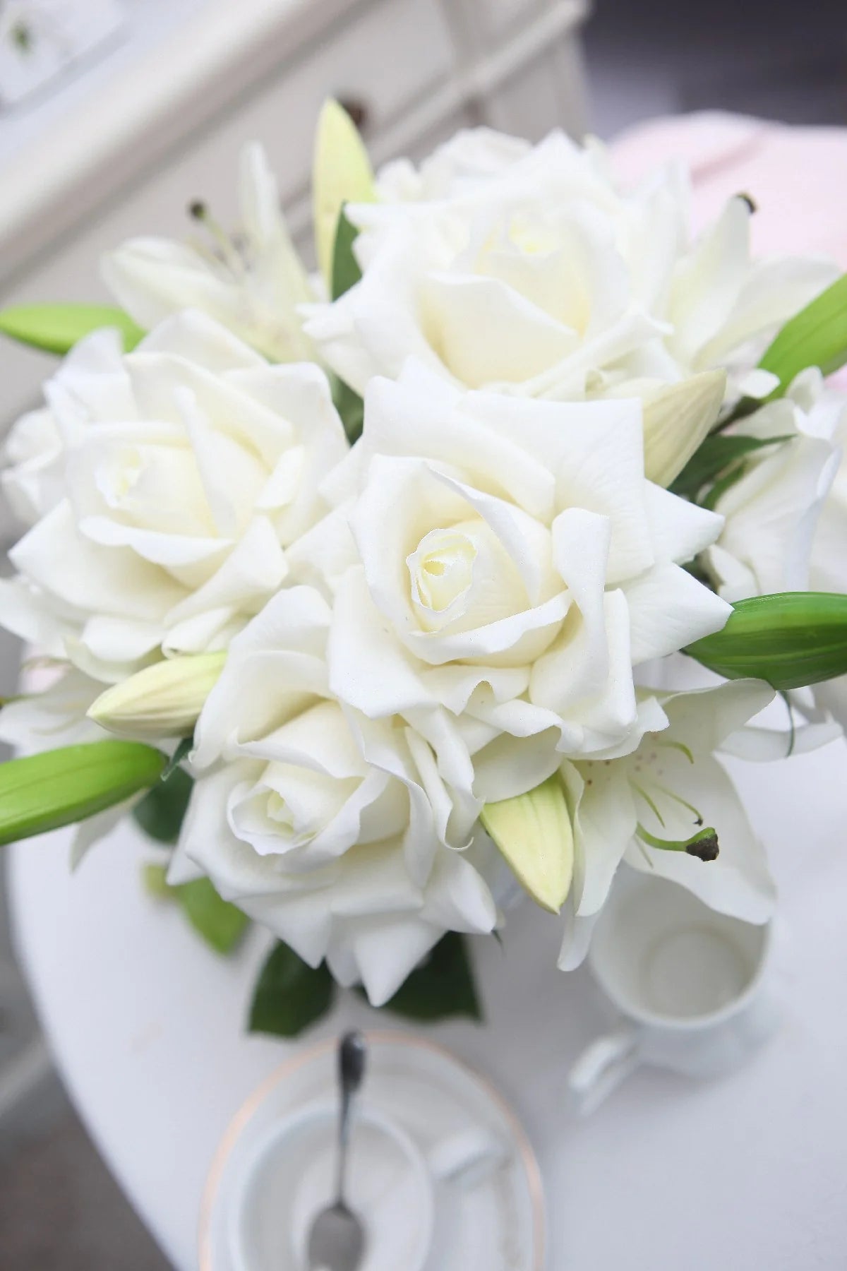 vogelsicht auf weisse rosen und lilien der duftblume.