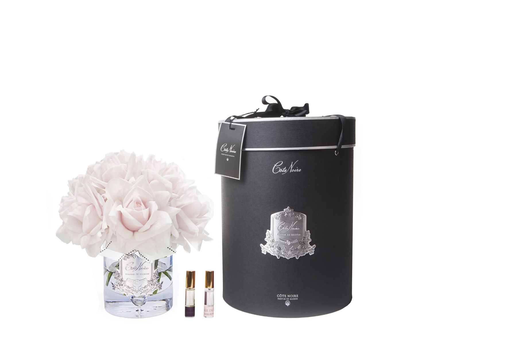 13 rosa rosen arrangiert in einer edlen glasvase, zwei parfumsprays und eine luxurioese runde geschenkbox in schwarz.