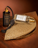 istanbul extrait de parfum auf holztisch, daneben istanbul hair perfume auf einem kulturbeutel aufliegend, goldbraun.
