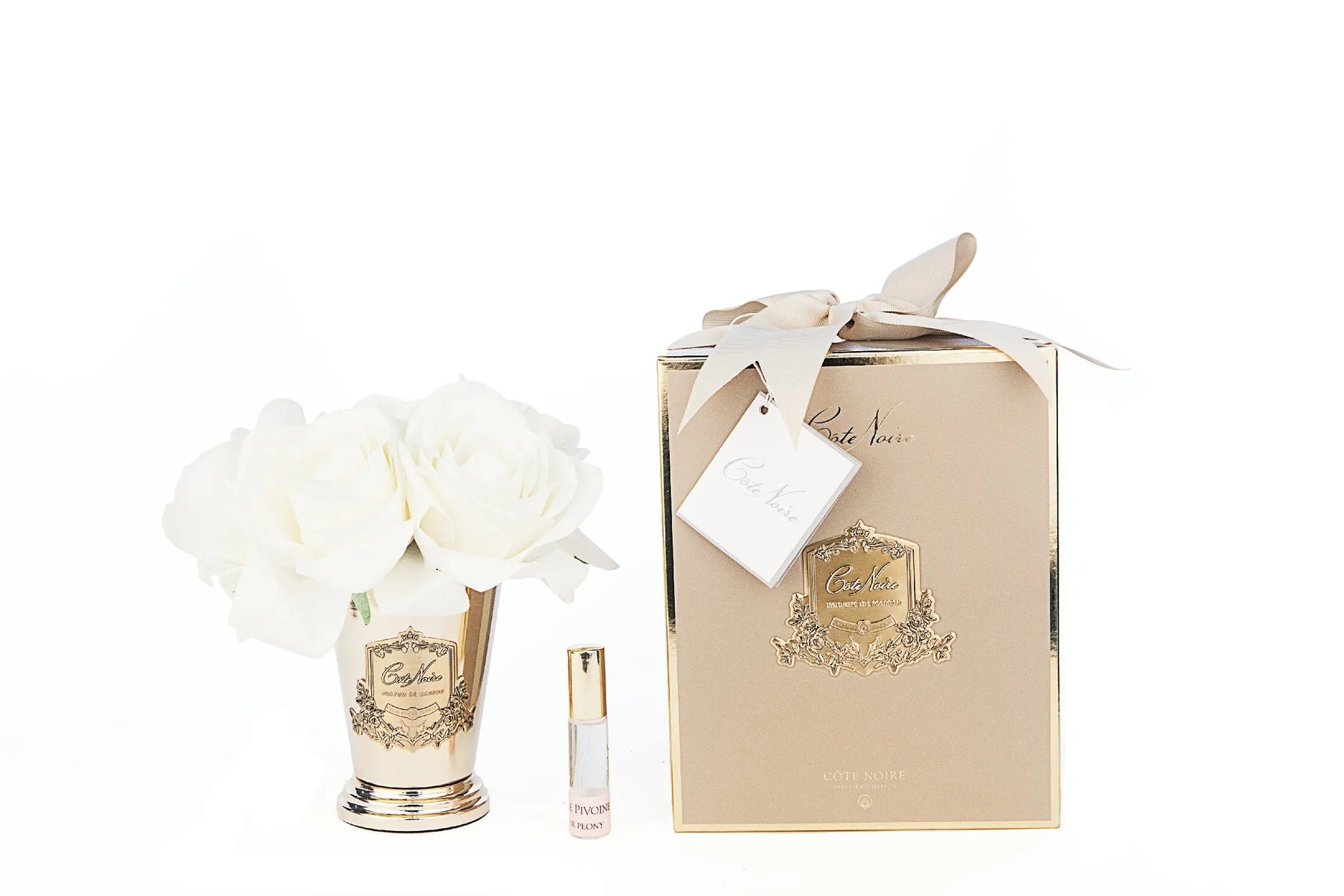 sieben weisse rosen in goldenem kelch mit inschrift. dazu zwei parfumsprays und goldene geschenkbox mit schleife.