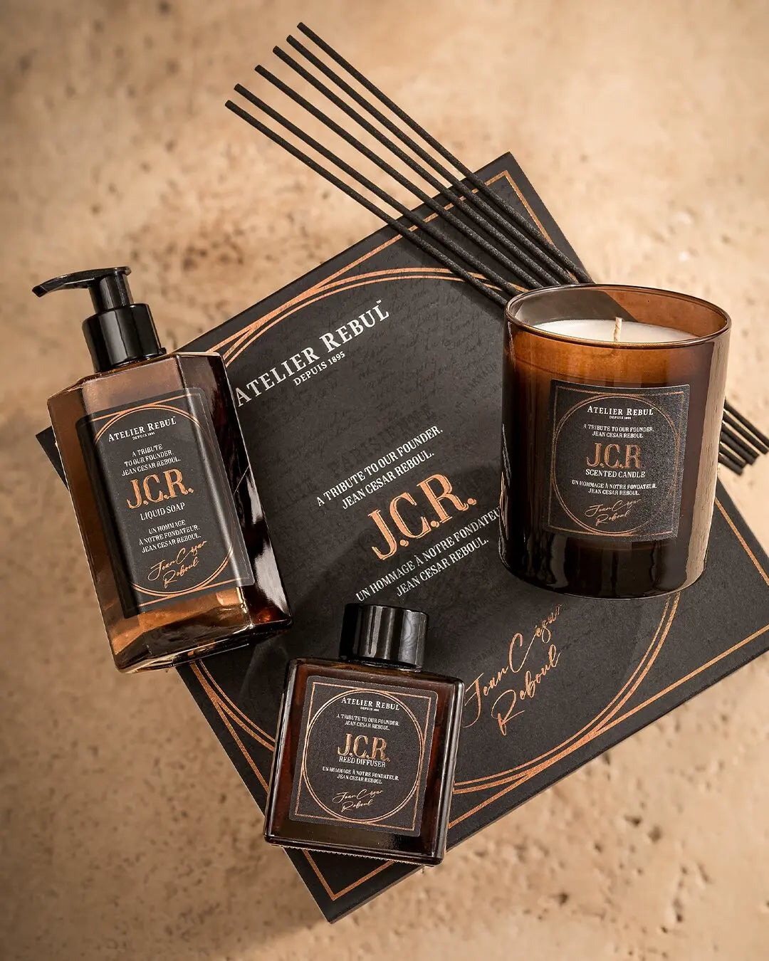 J.C.R. Seife im stilvollen Geschenkset von Atelier Rebul – Duftkerze, Diffuser und Flüssigseife als Hommage an den Gründer.