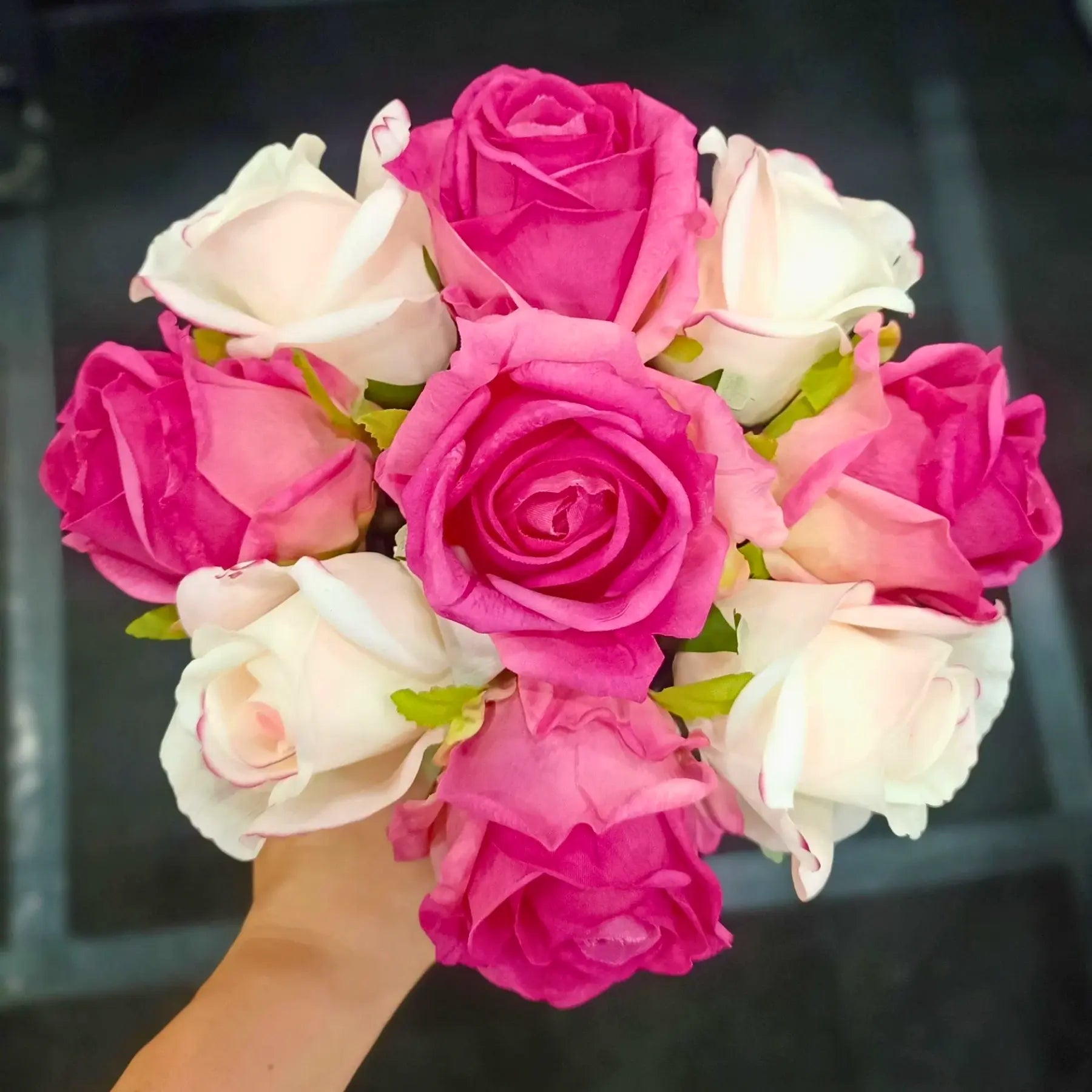 Handgehaltenes Bouquet aus rosa und weißen Duftrosen – luxuriöse künstliche Duftblumen für Valentinstag oder als stilvolles Duftblumen Geschenk.