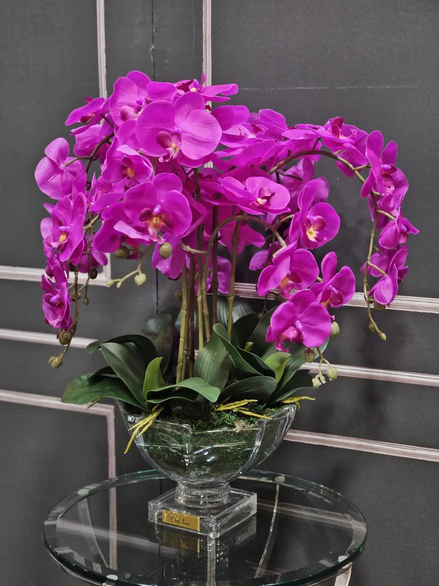 Luxuriöse pinke Orchidee in Kristallvase – perfekte Duftblume für das Schlafzimmer