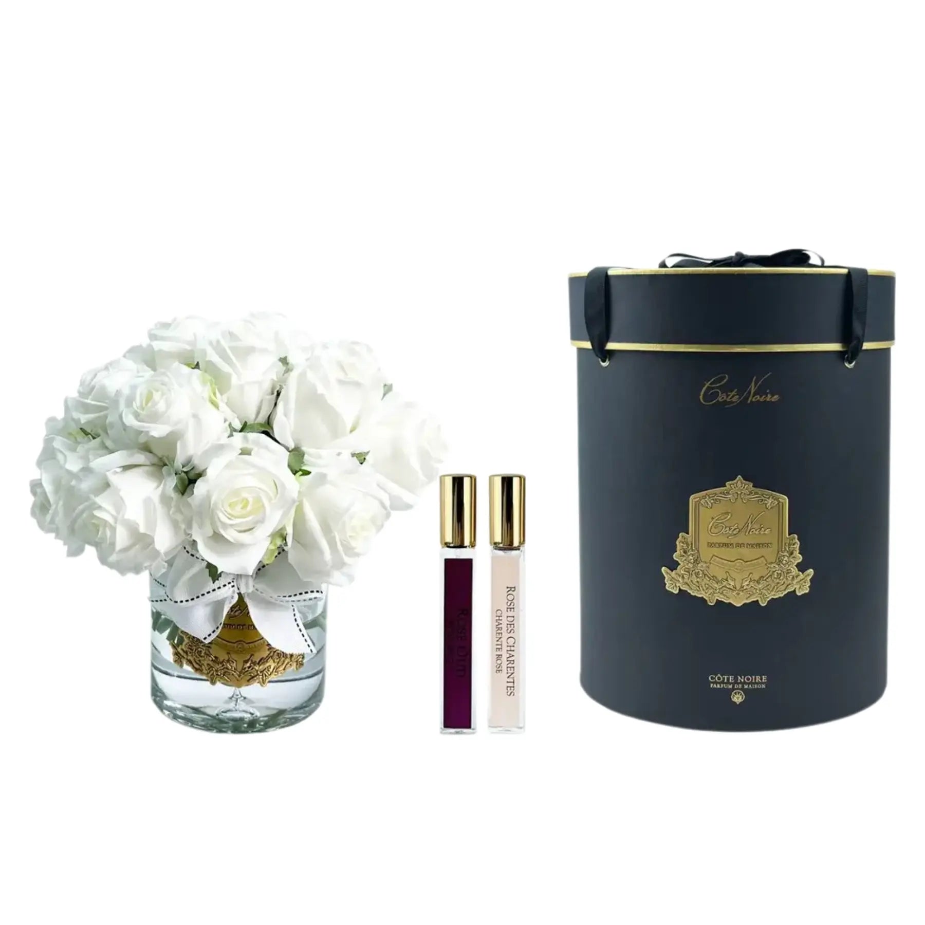 Weißes Rosenbouquet im Glas mit eleganter Geschenkbox und zwei Parfum-Sprays – perfekte Duftblumen Dekoration oder Geschenkidee