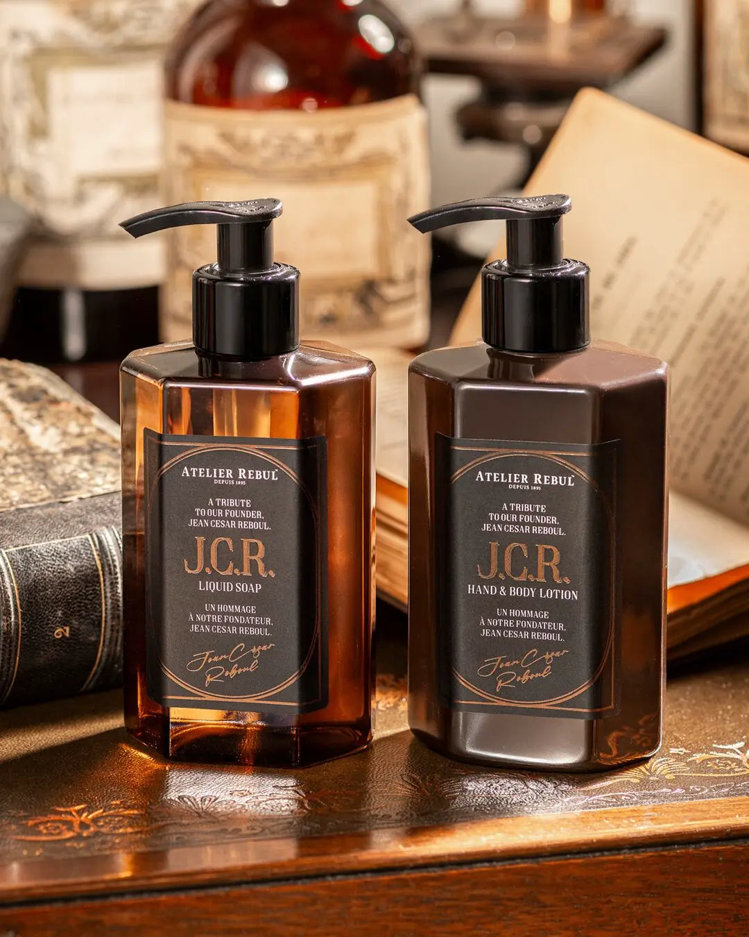 J.C.R. Handseife und Lotion im eleganten Ensemble – luxuriöse Pflege und traditionelles Erbe von Atelier Rebul.