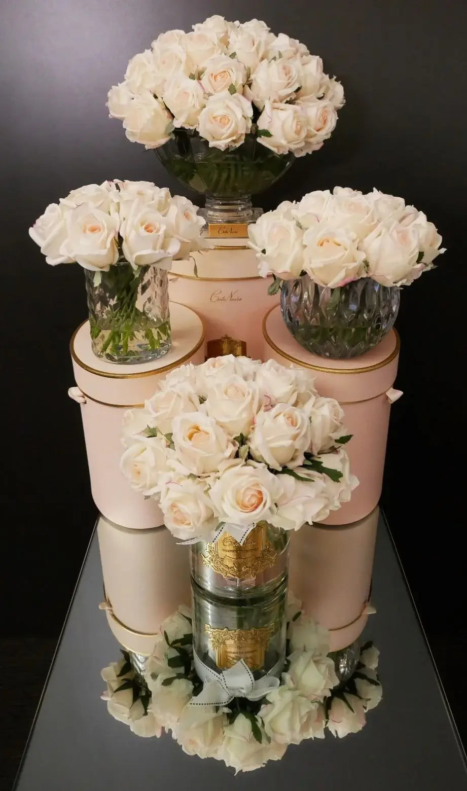 Zart roséfarbene künstliche Duftrosen in runder Glasvase – luxuriöse Blush-Edition mit runden Geschenkboxen in Rosé-Gold