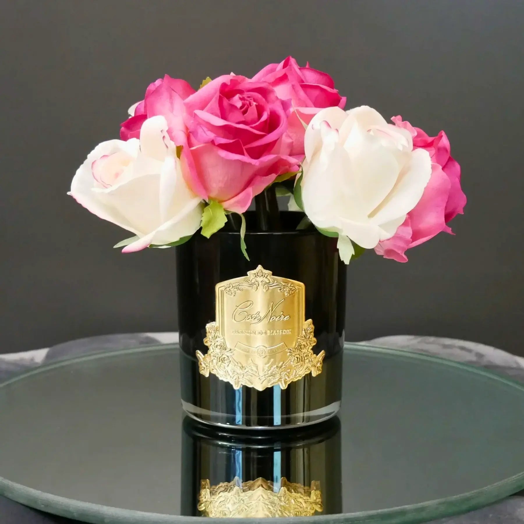 Künstliche Duftblumen in Magenta & Blush in schwarzer Côte Noire Vase – elegante Duftrosen-Dekoration für moderne Räume.