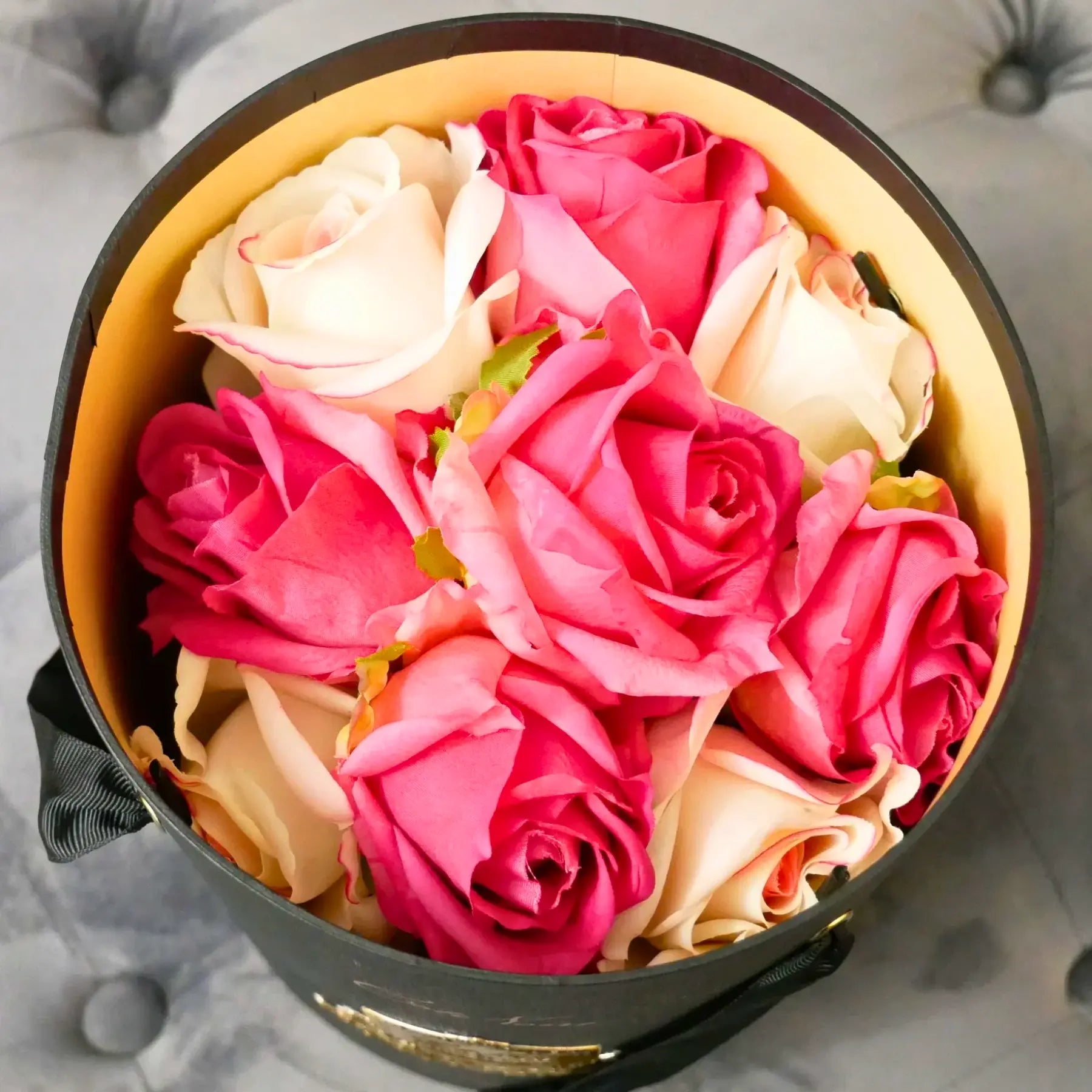 Luxuriöse Duftblumen-Box mit Rosen in Rosa und Creme – stilvolle Duftblumen für Muttertag oder Geburtstag.