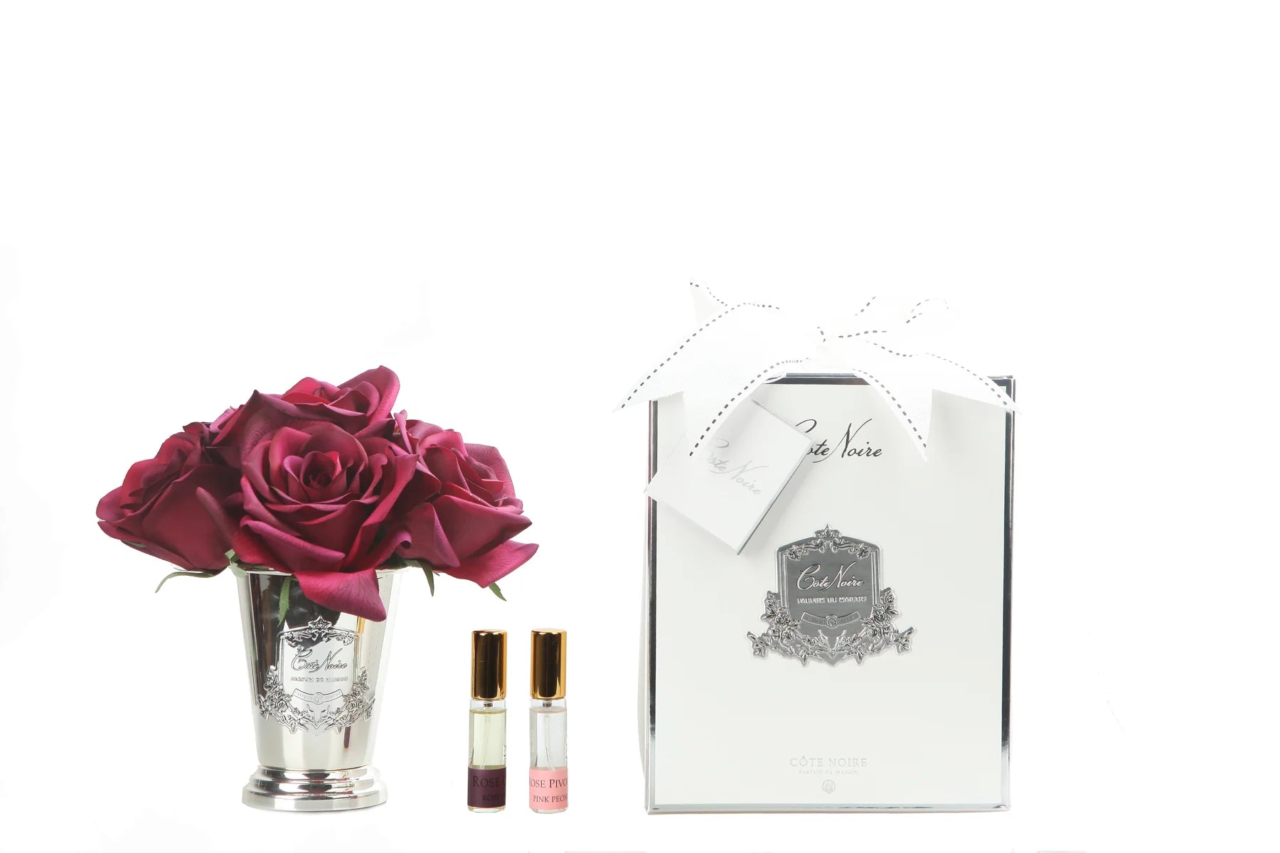 sieben karminrote rosen in silbernem kelch mit inschrift. dazu zwei parfumsprays und weisse geschenkbox mit schleife.