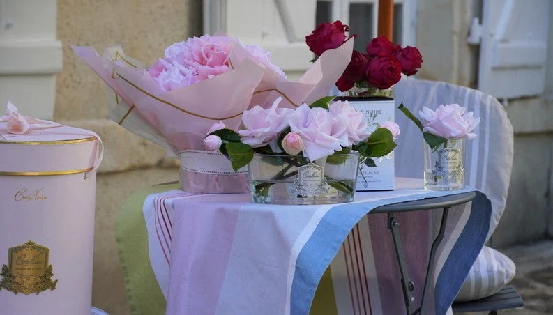 Französische Tischdekoration mit Côte Noire Duftblumen in Rosatönen – elegante künstliche Blumen für Geschenke oder Wohnambiente