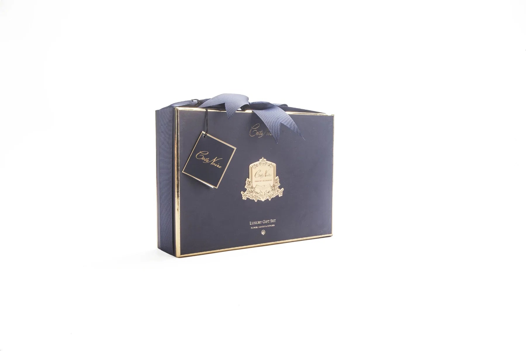 edle blau-goldene geschenkverpackung mit goldenem emblem und blauer schleife. weisser hintergrund.