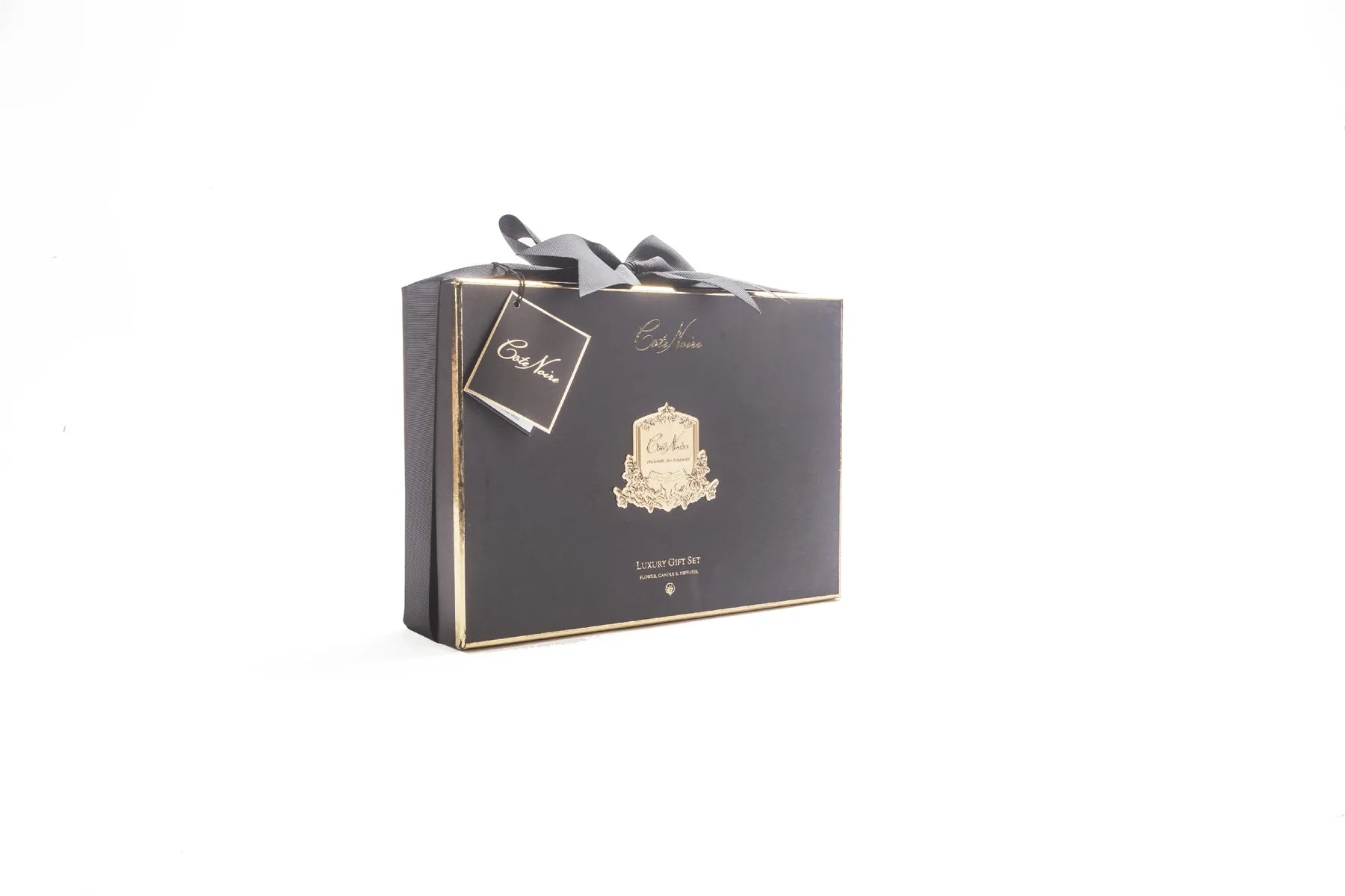 edle schwarz-goldene geschenkverpackung mit goldenem emblem und schwarzer schleife. weisser hintergrund.