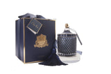 cote noire grand art duftkerze in dekorativem glas, daneben verpackung mit geschenkschleife, marineblau und gold.