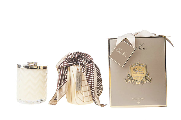 duftkerze in glasvase mit fischgraetenmuster und golddeckel, seidenschal und geschenkbox. creme und gold.