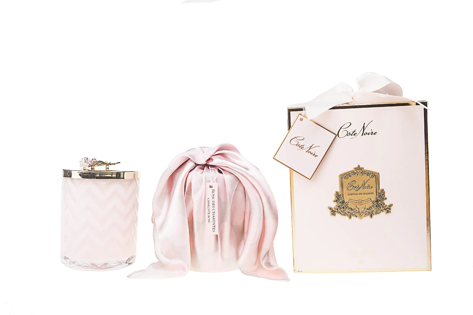 duftkerze in glasvase mit fischgraetenmuster und golddeckel, seidenschal und geschenkbox. rosa.