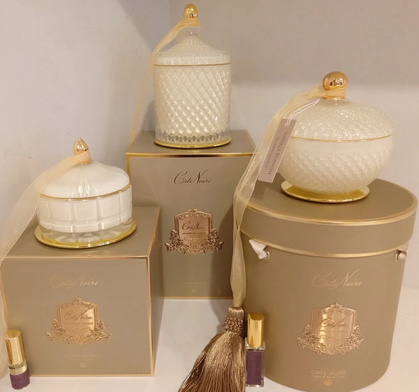 blonde vanilla kerzenset mit art, grand art und round art duftkerze auf geschenkbox.
