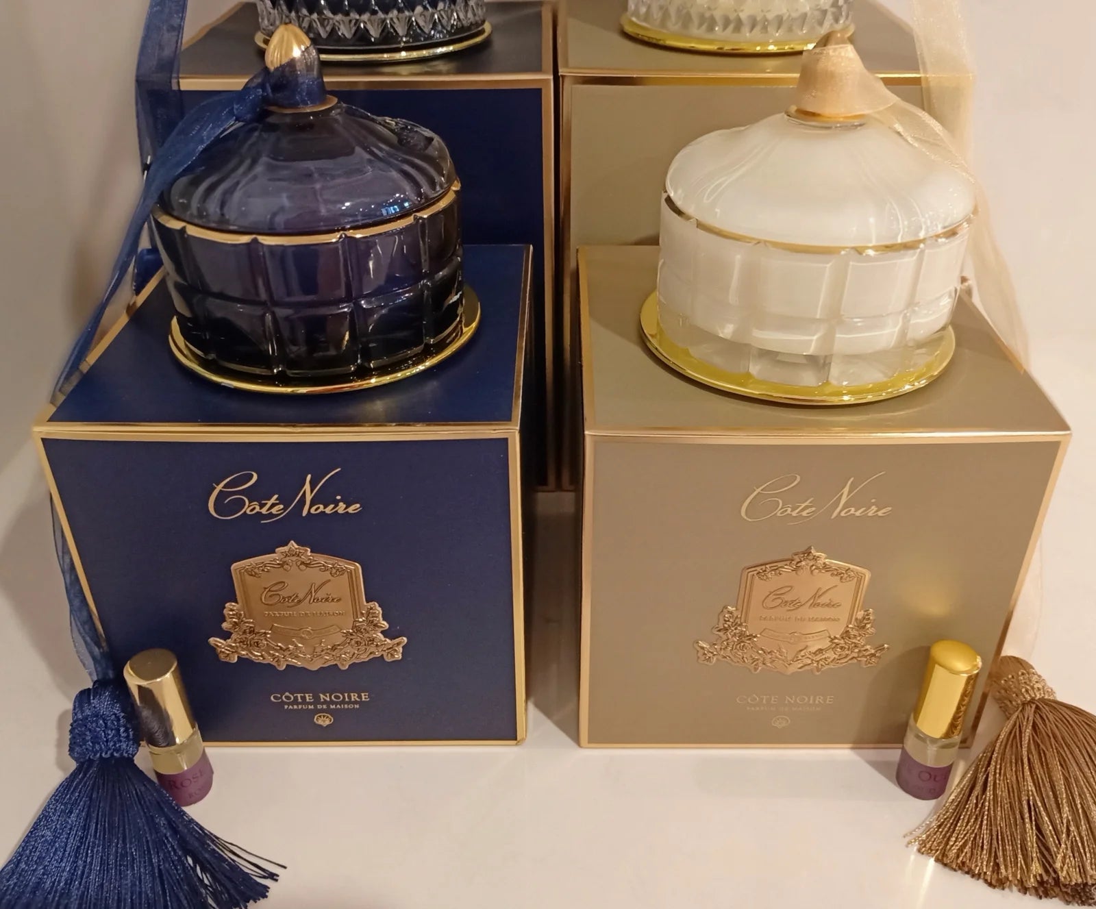 kerzenset blondevanilla und kerzenset eau de vie auf blauen und cremefarbenen geschenkboxen.