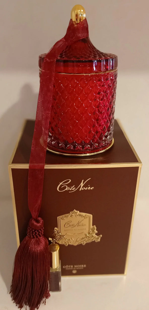 grand art duftkerze mit quaste auf geschenkbox, rot.