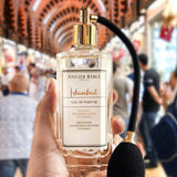istanbul parfum 125ml glasflasche mit pumpspray in einer hand