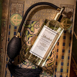 istanbul parfum 125ml glasflasche mit pumpspray auf einem wunderschoenen buch