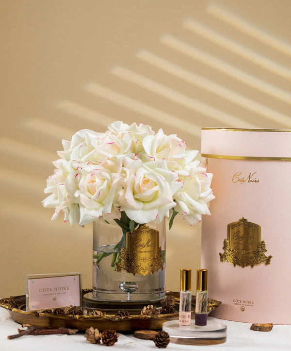 luxury grand bouquet duftblume mit weiß und rosa rosen auf holztablett mit kiefernzapfen.