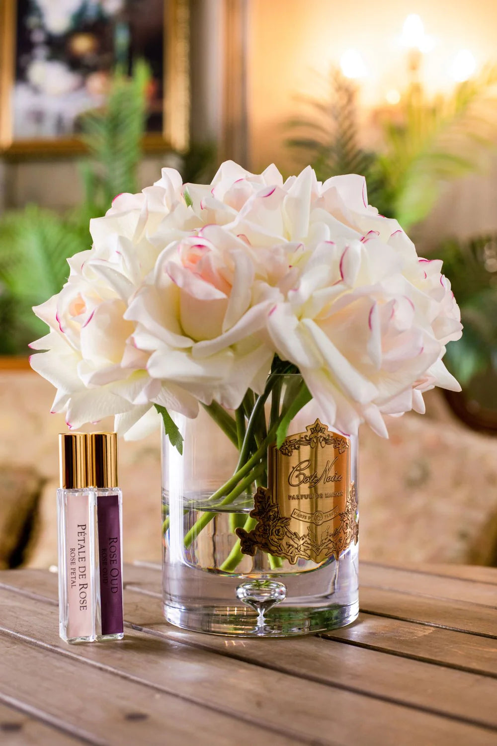luxury grand bouquet duftblume mit weiss und rosa rosen zwei parfumsprays und zwei parfumsprays auf einem holztisch.