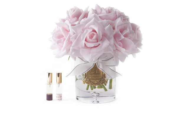 luxury grand bouquet mit 13 rosa rosen vor weissem hintergrund. daneben zwei zugehoerige duftsprays.