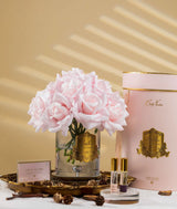 luxury grand bouquet duftblume mit rosa rosen auf holztablett mit kiefernzapfen.