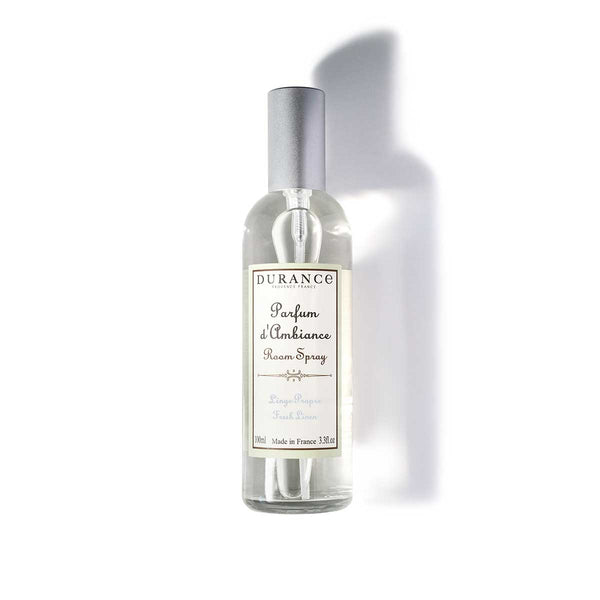durance raumspray frische waesche auf weisser unterlage liegend. mit silbernem abnehmbaren deckel.