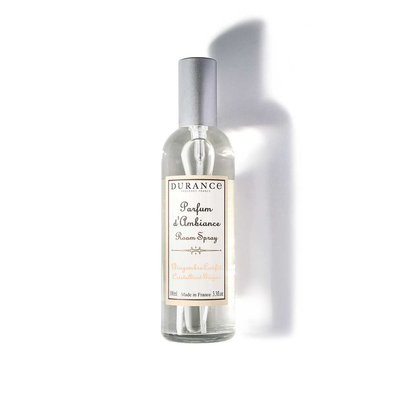 durance raumspray kandierter ingwer auf weisser unterlage liegend. mit silbernem abnehmbaren deckel.