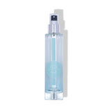 durchsichtige runde glasflasche eau fraiche baumwoll moschus mit silbernen spruehkopf vor weissem hintergrund