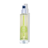 durchsichtige runde glasflasche eau fraiche prickelnde verbene mit silbernen spruehkopf vor weissem hintergrund