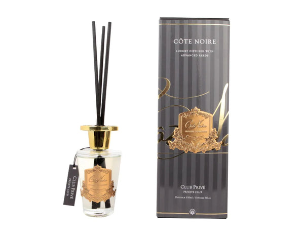 schwarze duftstaebchen im glas mit goldenem deckel und emblem. schwarze verpackung. private club.